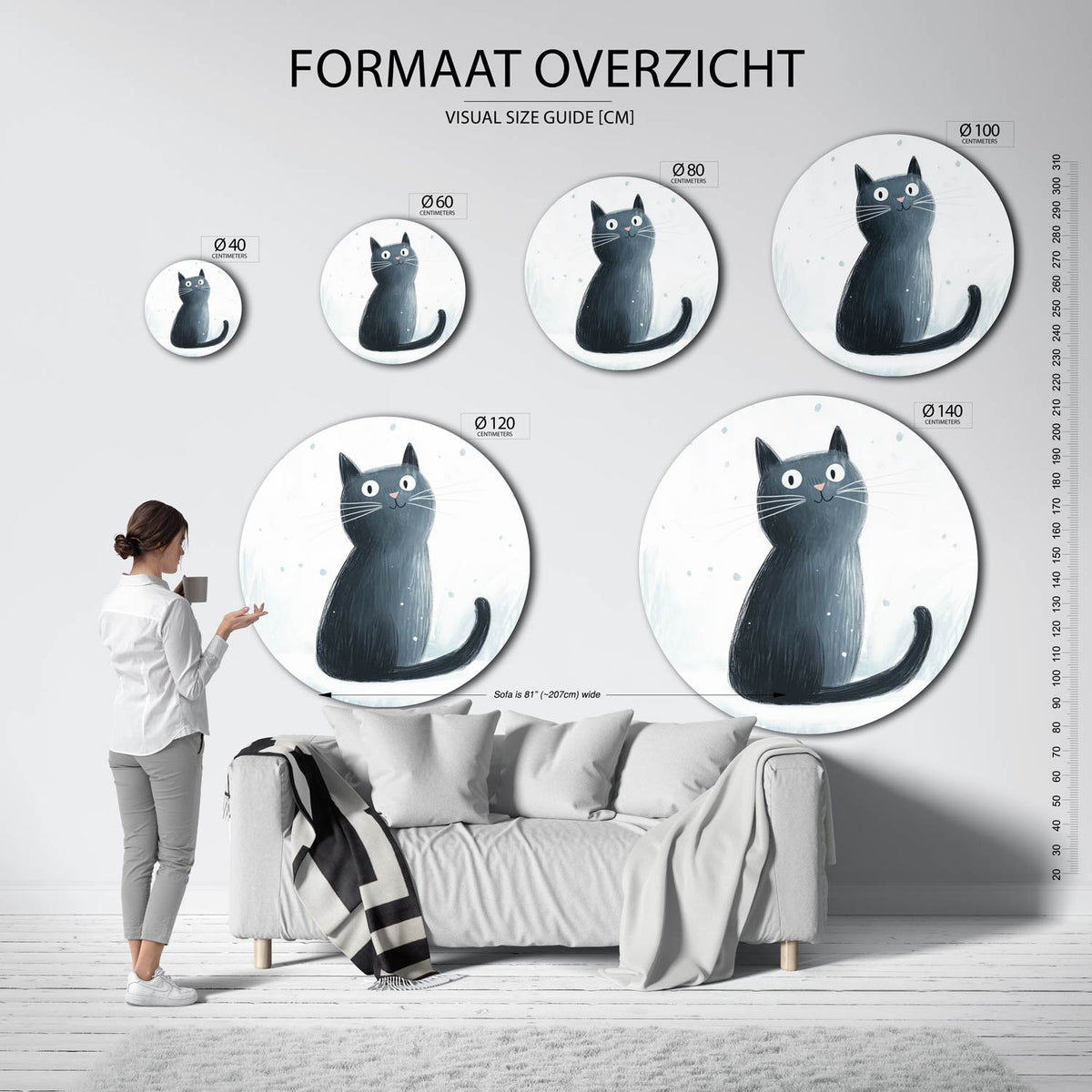Zwarte kat Muurcirkel – extra productweergave – Een zwarte kat met grote ogen en een roze neus op een lichte achtergrond.