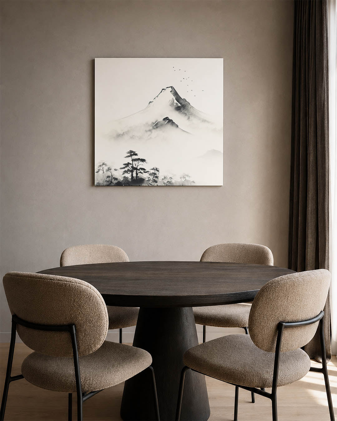 Serene berglandschap kunstwerk – vierkante wanddecoratie – dit werk toont een majestueuze berg omringd door mistige wolken en