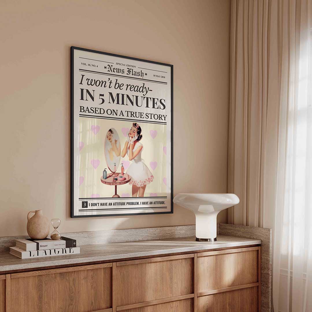 Retro vrouw met spiegel – kleurrijke Pop Art poster in staand formaat