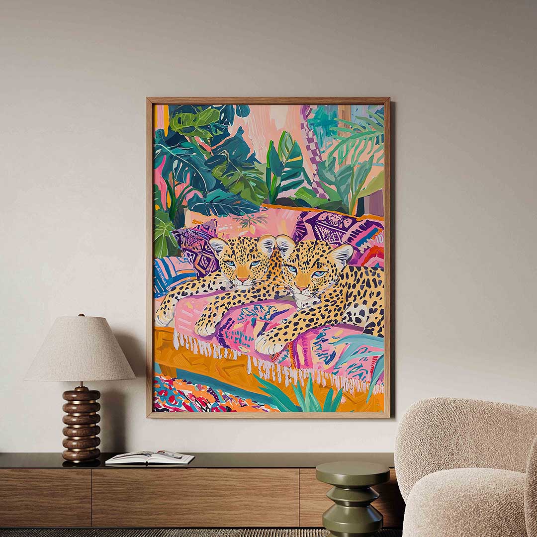 Luipaarden op kleurrijke bank – tropische jungle poster in staand formaat