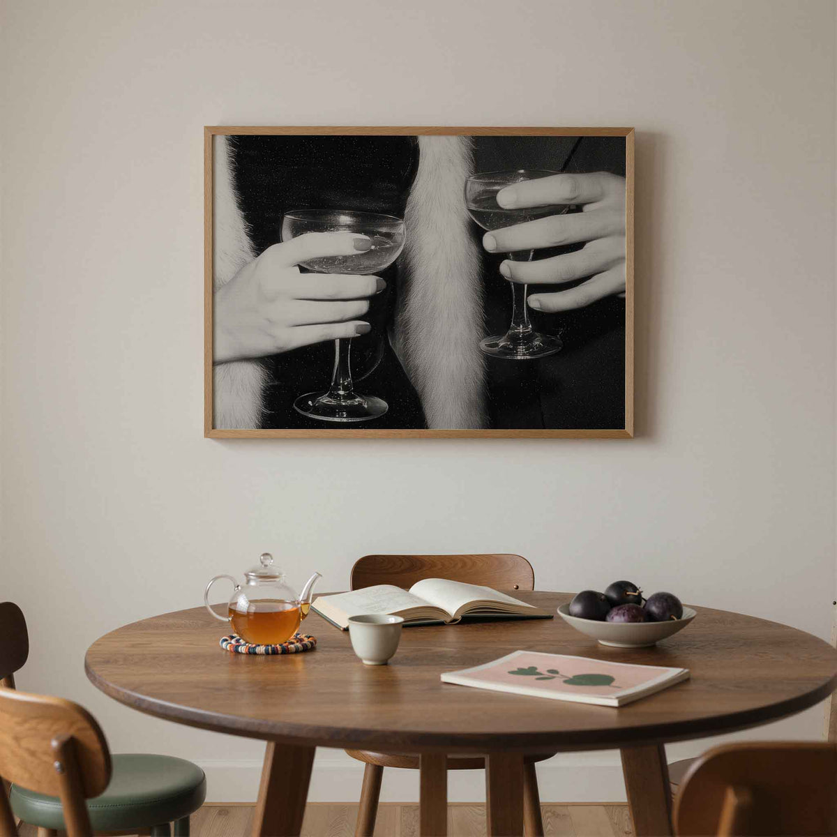 Handen met glazen – liggende moderne wanddecoratie van WallArtistic