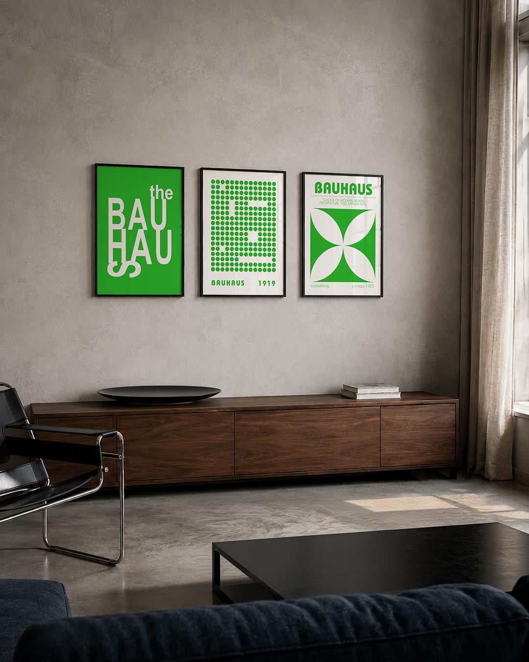 Typografisch spel driedelige posterset – witte letters dansen speels op een felgroene achtergrond. De compositie is dynamisch
